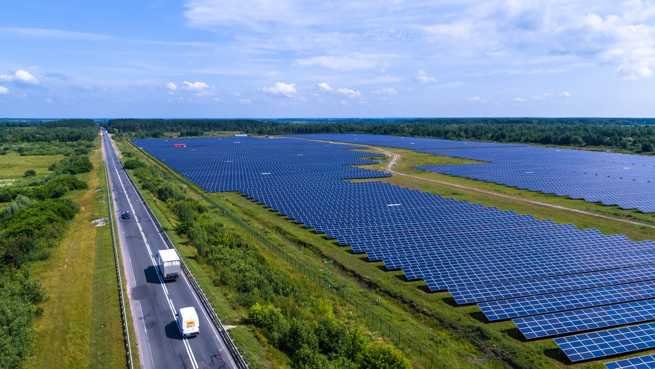 Solarpark an einer Autobahn