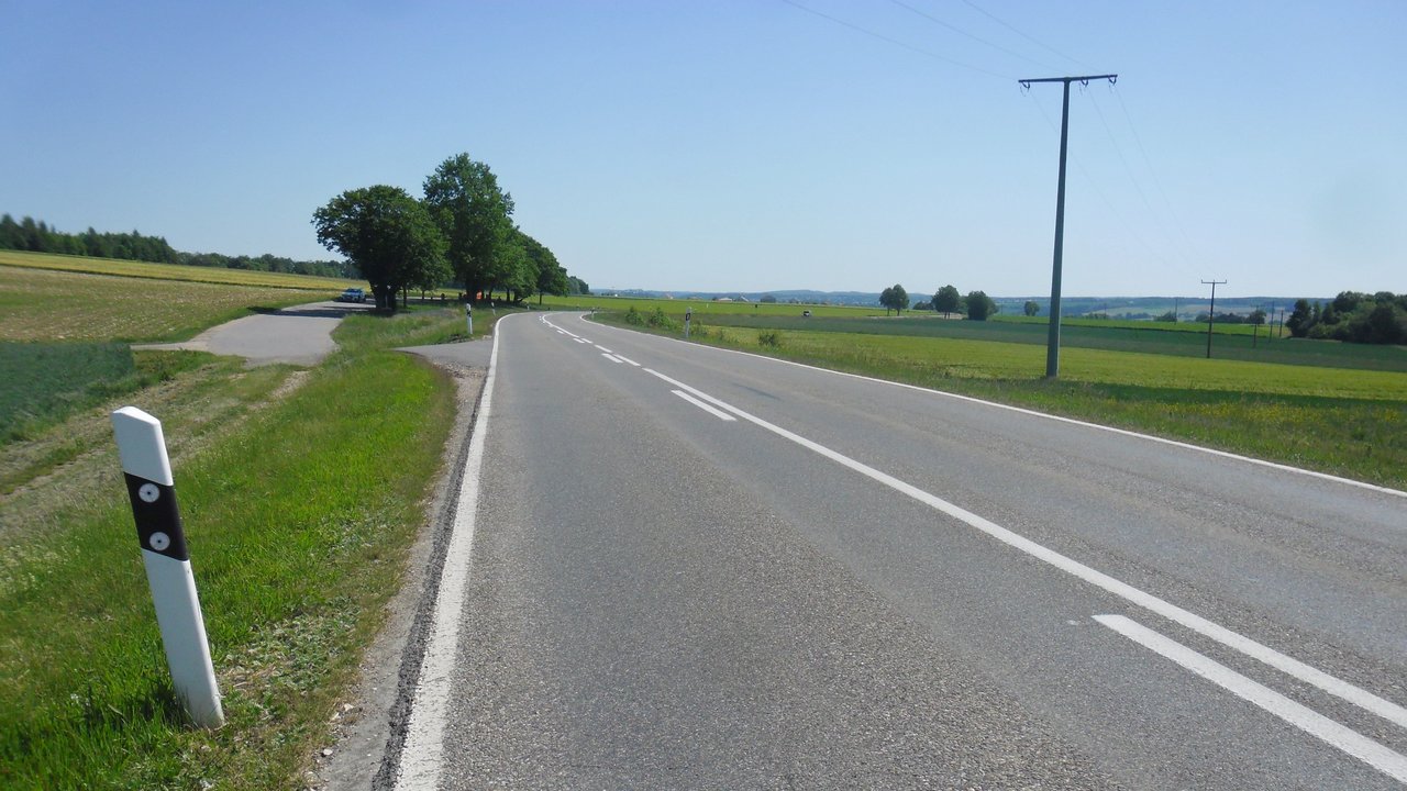 Blick auf eine Kurve im Bereich eines Parkplatzes zwischen Vilsingen und Inzigkofen