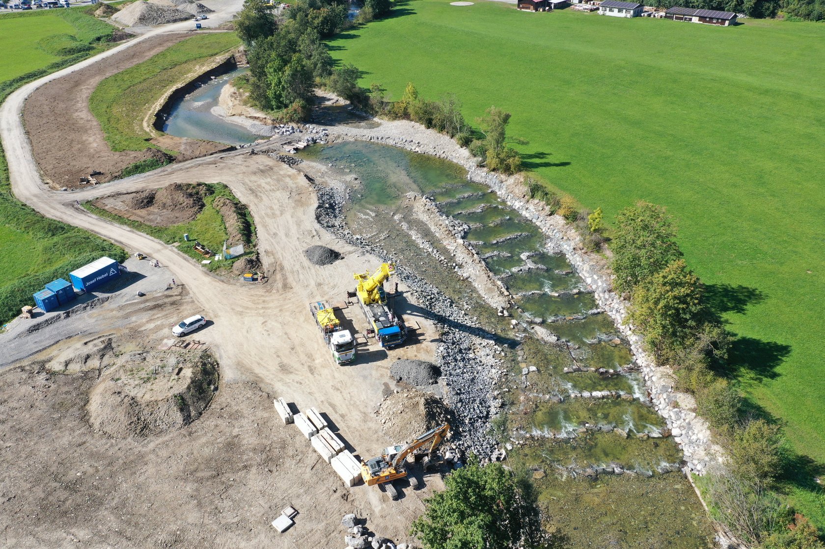 Blick von oben auf den Fluss Argen im Abschnitt 1. Man sieht den geschwungenen Verlauf mit großer Kiesfläche.