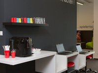 Arbeitstische und Cafébar in der Gemeindebücherei Neustetten