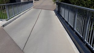 Textilbetonbrücke in Albstadt-Pfeffingen mit Geländer rechts und links