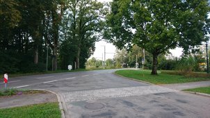 Blick auf den Bahnübergang in Richtung Norden