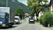 Ortsdurchfahrt Honau Eine Straße mit starkem Verkehr, die durch einen Ort läuft