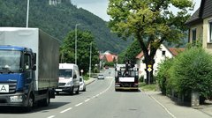 Eine Straße mit starkem Verkehr, die durch einen Ort läuft