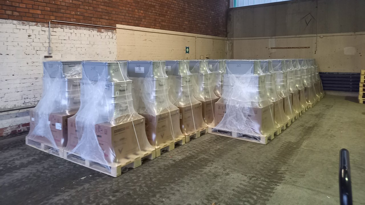 Notfalltreffpunkt-Sets in einer Halle in Sigmaringen Das Foto zeigt verpackte Notfalltreffpunkt-Sets auf Paletten in einer Halle in Sigmaringen
