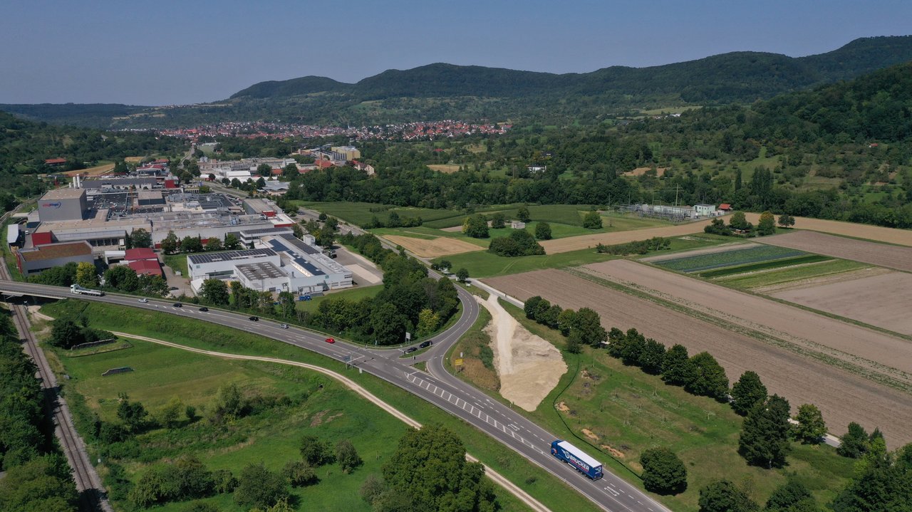 Das Foto zeigt den Anschluss Bleiche bei Dettingen an der Erms von oben