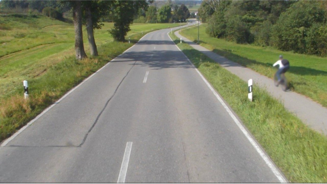 Das Foto zeigt die L 291 zwischen Kasernen und Ettishofen; rechts entlang der Straße führt ein Radweg vorbei.