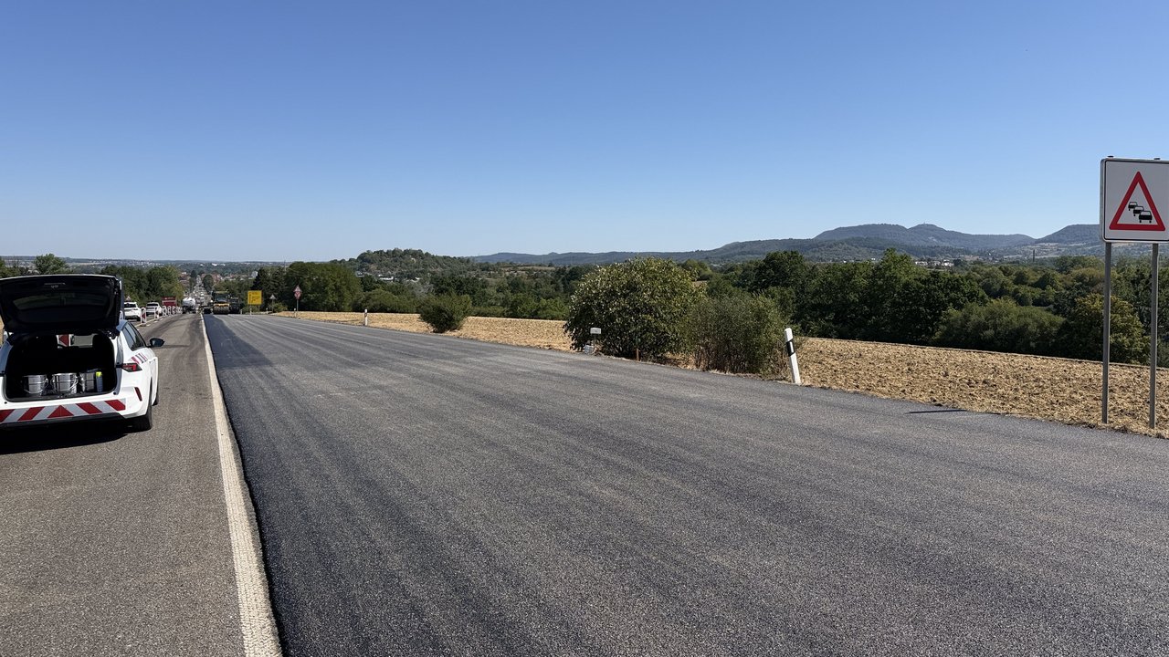 Das Foto zeigt die frisch asphaltierte Straße zwischen Bodelshausen und Ofterdingen