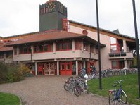 Gemeindebücherei Meckenbeuren im Rathaus von aussen mit Rathausturm mit Uhr