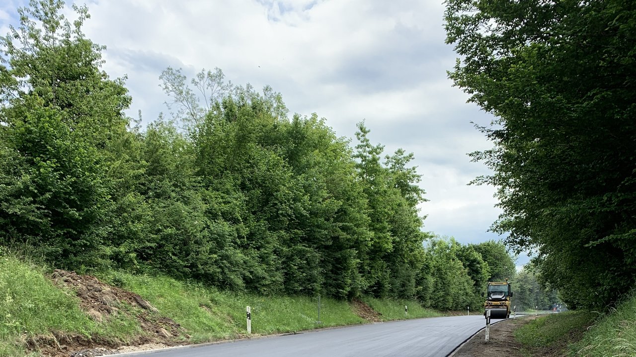 Das Foto zeigt eine frisch asphaltierte Straße