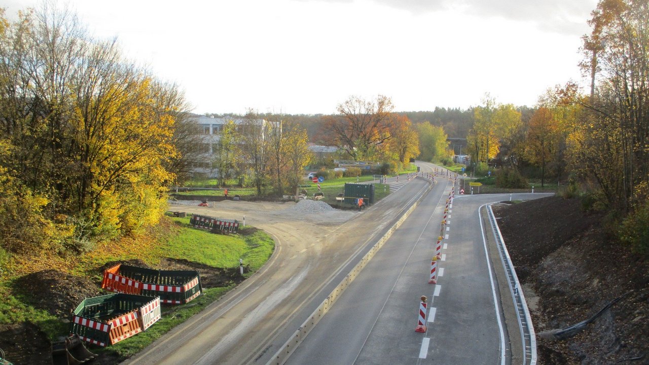 Man blickt auf die Baustelle B 312 in Blickrichtung Reutlingen; Leitbaken mit Licht; links Sträucher und ein Gebäude; 