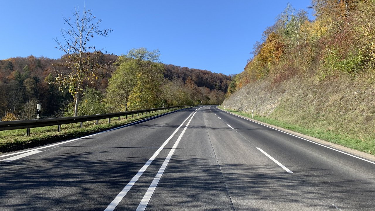 Das Foto zeigt die Zwiefalter Steige im Verlauf der B 312a