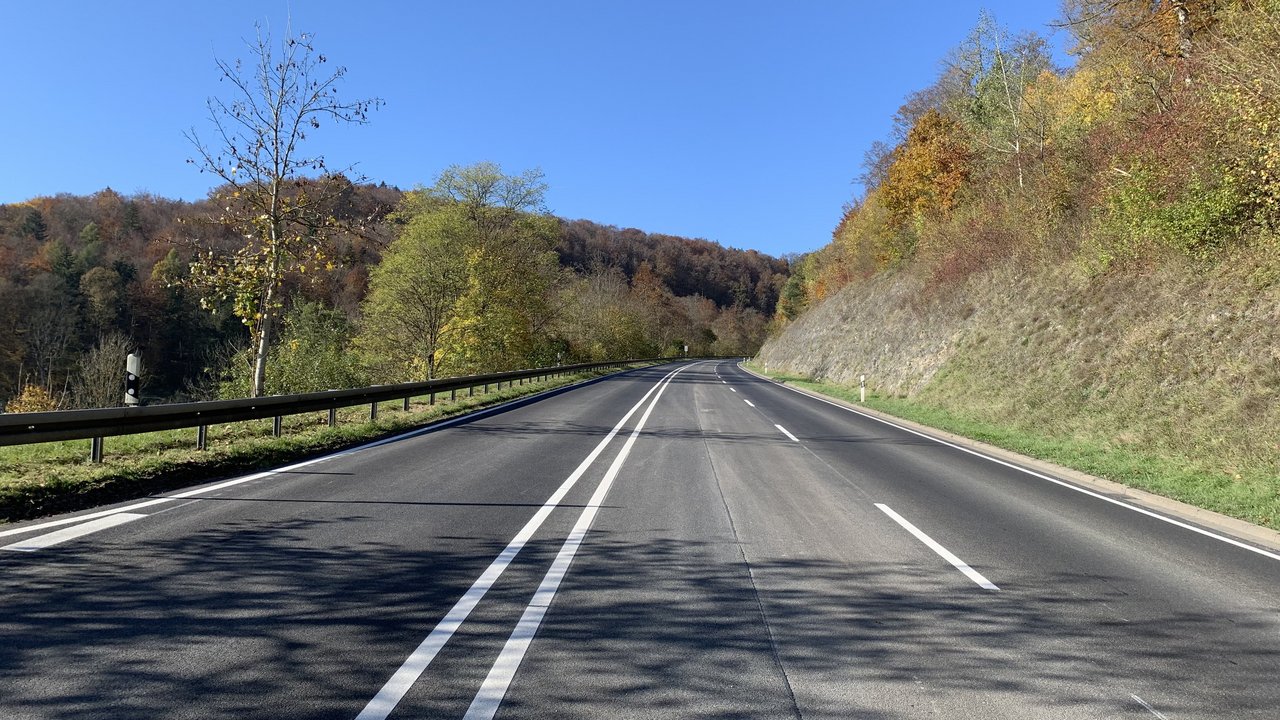 Das Foto zeigt die Zwiefalter Steige im Verlauf der B 312a