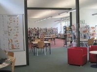 PC-Arbeitsplätze und Sitzplätze in der Gemeindebücherei im Bildungszentrum Bodnegg