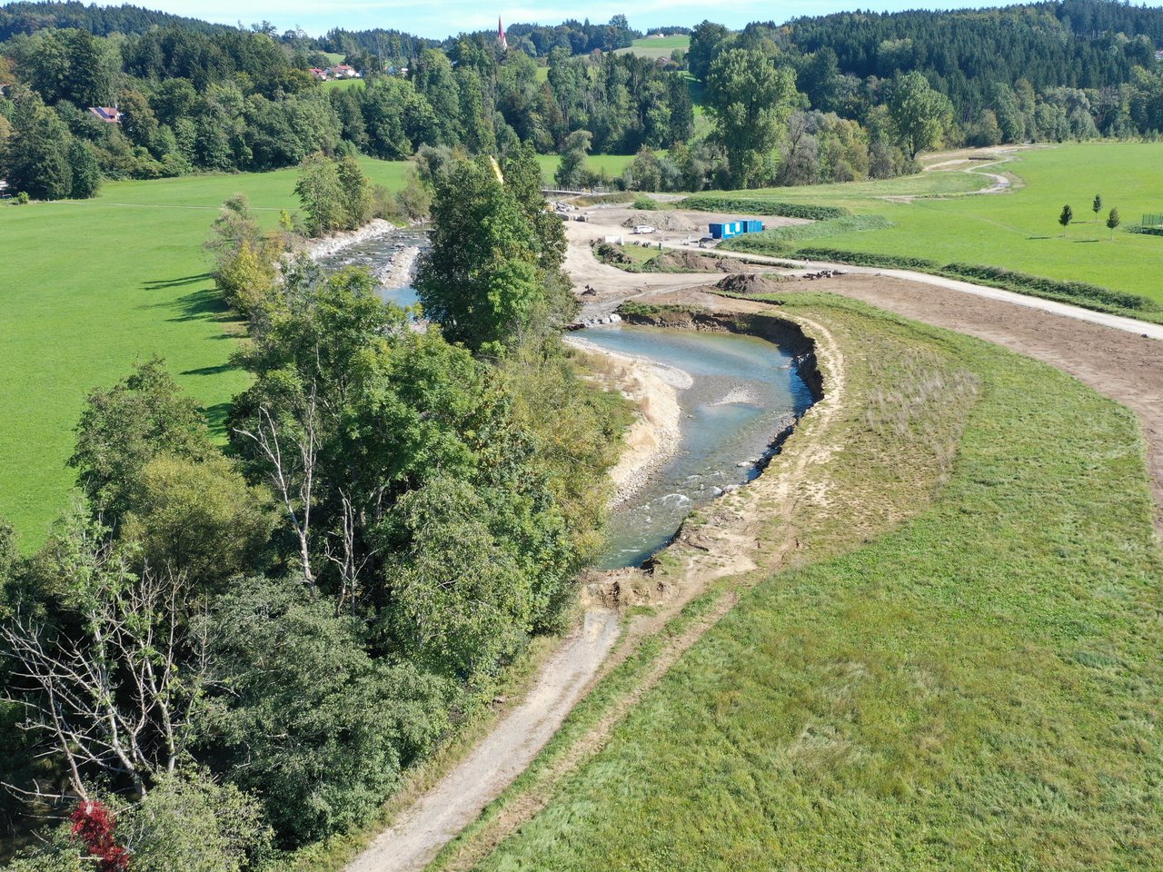 Blick auf die Argen_Abschnitt 1 Blick von oben auf den Fluss Argen im Abschnitt 1. Man sieht den geschwungenen Verlauf durch das Tal