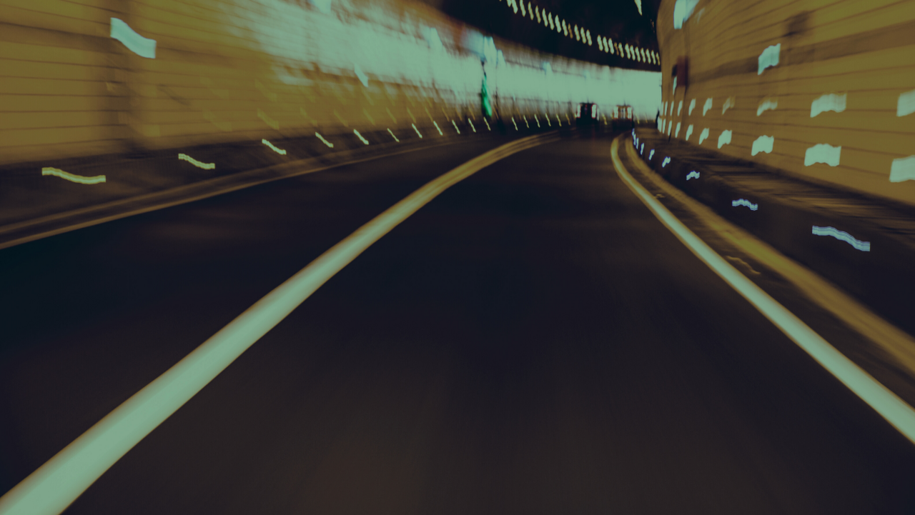 Blick in einen beleuchteten Straßentunnel