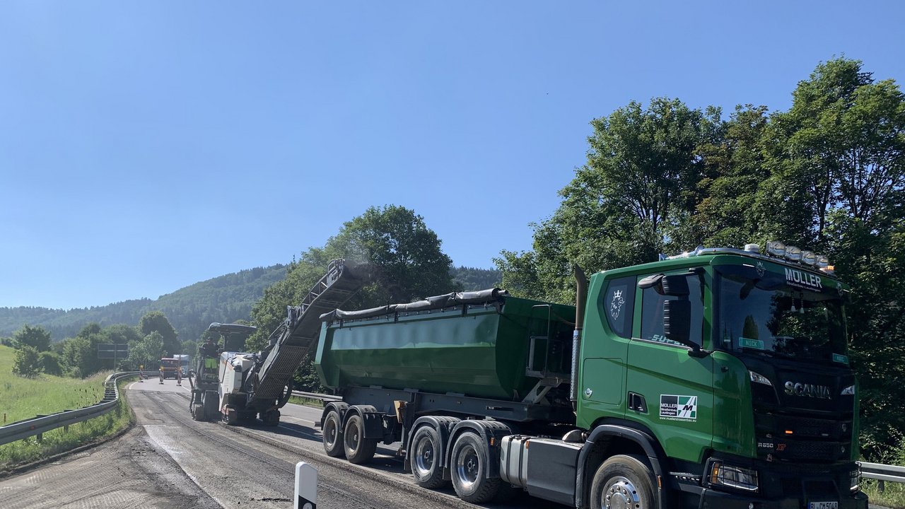 Das Bild zeigt Baustellenfahrzeuge bei der Fahrbahndeckenerneuerung der B 463 in der Ortsdurchfahrt von Albstadt-Lautlingen