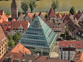 Blick von oben auf die Glaspyramide/Zentralbibliothek Ulm in der Stadtmitte, entworfen von dem Architekten Gottfried Böhm, Köln
