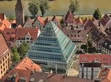 Stadtbibliothek Ulm - Glaspyramide von oben Blick von oben auf die Glaspyramide/Zentralbibliothek Ulm in der Stadtmitte, entworfen von dem Architekten Gottfried Böhm, Köln