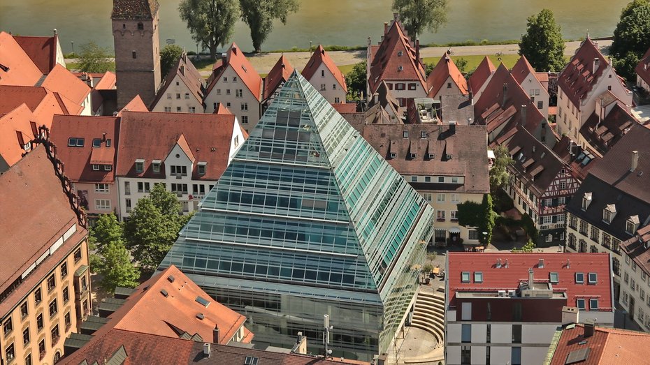 Stadtbibliothek Ulm - Glaspyramide von oben Blick von oben auf die Glaspyramide/Zentralbibliothek Ulm in der Stadtmitte, entworfen von dem Architekten Gottfried Böhm, Köln