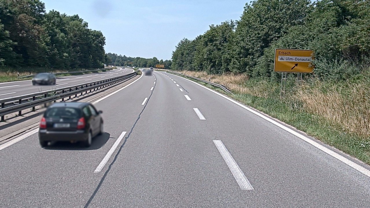 Das Foto zeigt die 4-spurige B 30, Anschlussstelle Donautal