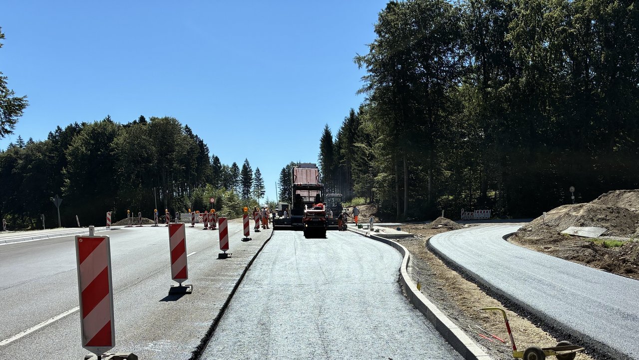 Das Bild zeigt Straßenbauarbeiten für den Rad- und Gehweg zwischen Grünkraut-Eggwald und Bodnegg-Rotheidlen.