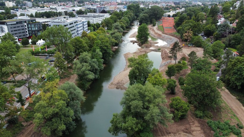 Blick auf die Baustelle mit dem Neckar