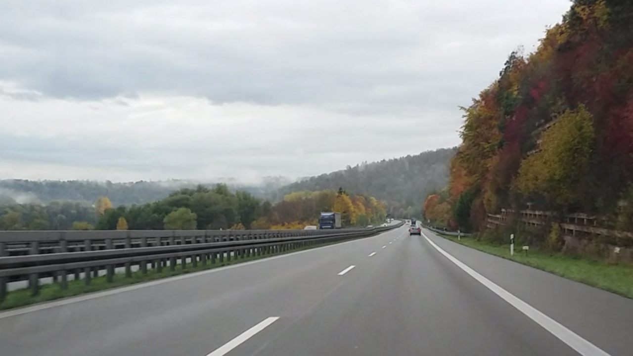 Blick auf die B 27 in Fahrtrichtung Tübingen und die umliegende Landschaft