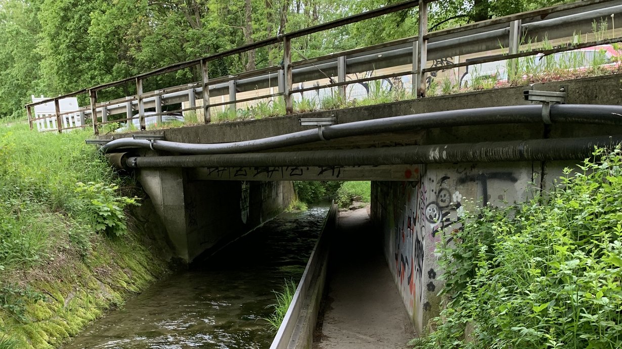 Eine Brücke von unten. Sie spannt ungefähr 10 Meter weit über einen 
