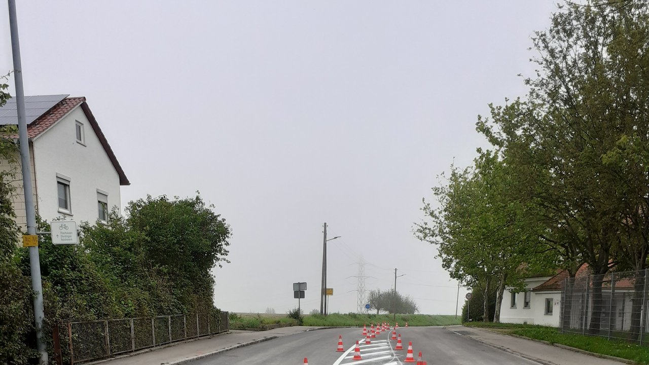 Absperrungen für die Markierungsarbeiten auf der L 378 zwischen Reutlingen-Rommelsbach und Reutlingen-Oferdingen. 