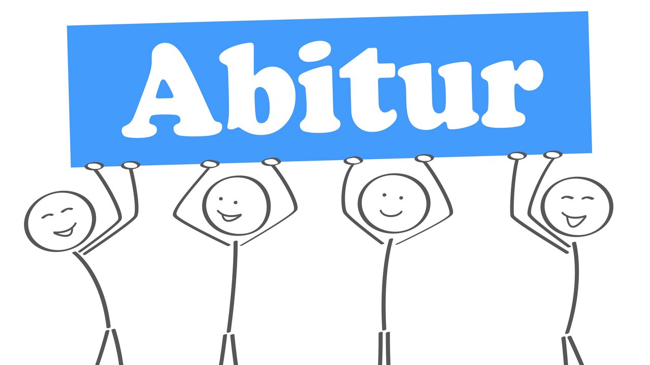 4 Strichmänchen halten ein blaues Schild hoch auf dem in weißer Schrift "Abitur" steht