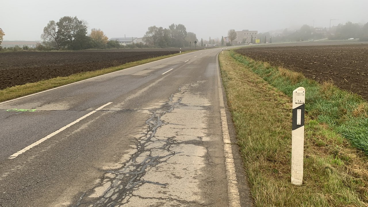 Das Foto zeigt den schadhaften Fahrbahnbelag auf der L 279 zwischen Völlkofen und Hohentengen
