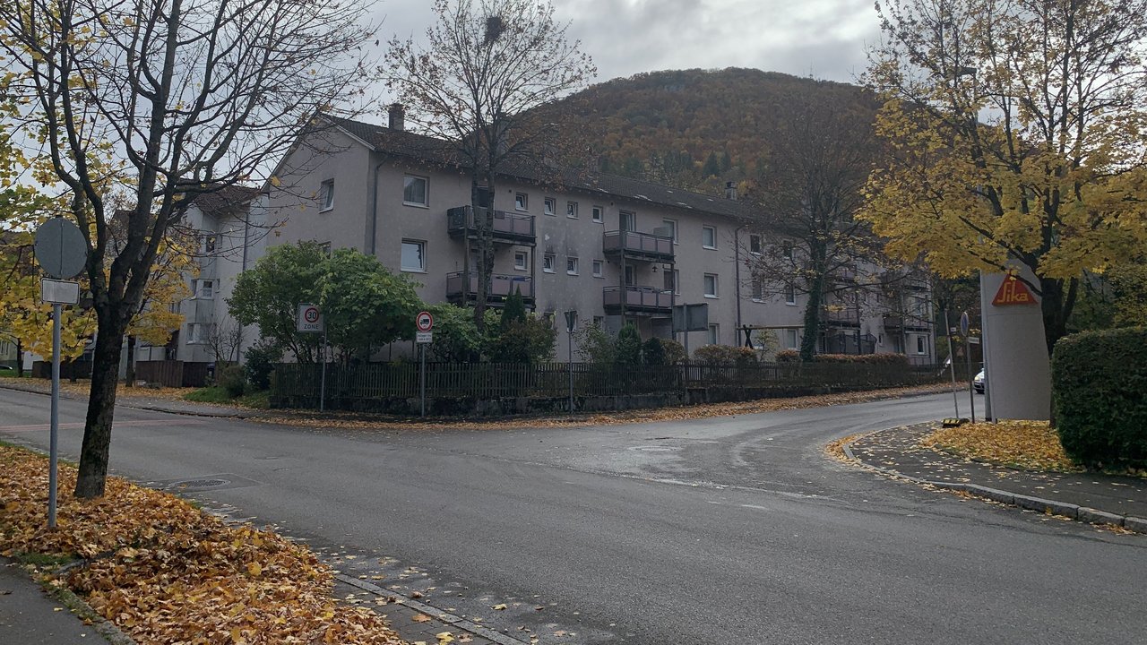 Einmündungsbereich Seltbachstraße Das Foto zeigt die Stuttgarter Straße im Bereich der Einmündung Seltbachstraße. Im Hintergrund mehrere große Wohnblocks und ein Hügel.