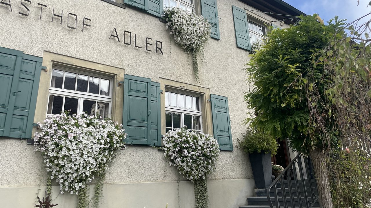 Das Foto zeigt ein Gasthaus mit Blumenschmuck