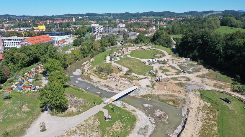 Die Argen aus der Vogelperspektive - man blickt auf die gesamte Renaturierungsmaßnahme mit Kiesflächen und Buhnen 