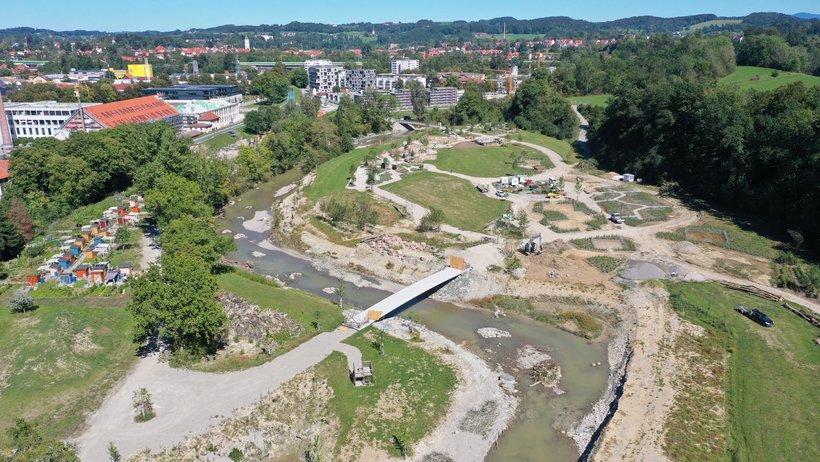 Die Argen aus der Vogelperspektive - man blickt auf die gesamte Renaturierungsmaßnahme mit Kiesflächen und Buhnen 