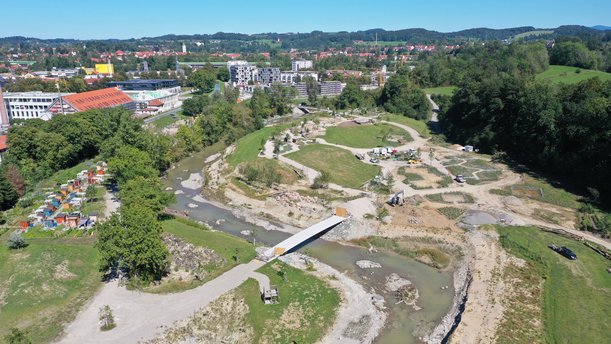 Die Argen aus der Vogelperspektive - man blickt auf die gesamte Renaturierungsmaßnahme mit Kiesflächen und Buhnen 