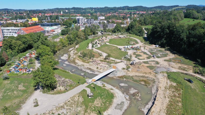 Die Argen aus der Vogelperspektive - man blickt auf die gesamte Renaturierungsmaßnahme mit Kiesflächen und Buhnen 