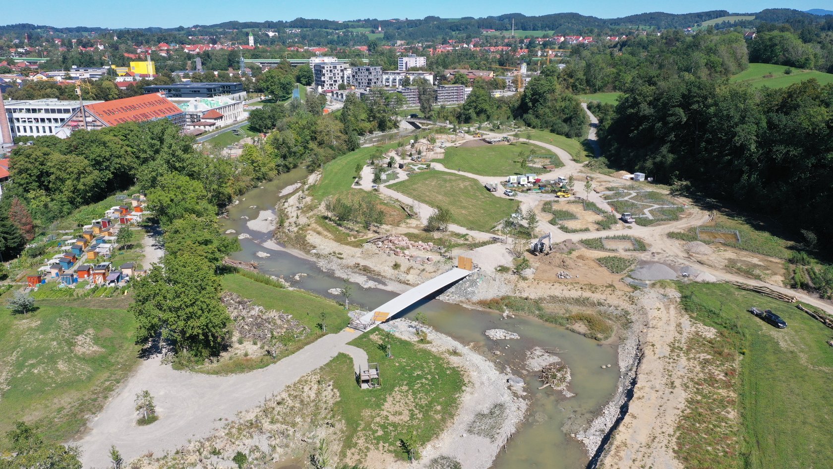 Die Argen aus der Vogelperspektive - man blickt auf die gesamte Renaturierungsmaßnahme mit Kiesflächen und Buhnen 