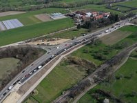 Luftbild einer Straßenkreuzung.