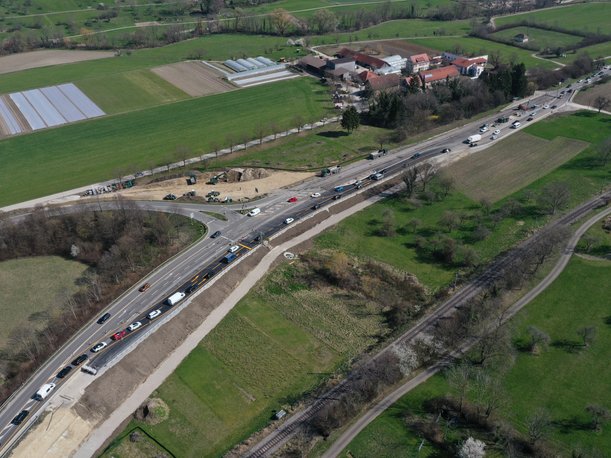 Luftbild einer Straßenkreuzung.
