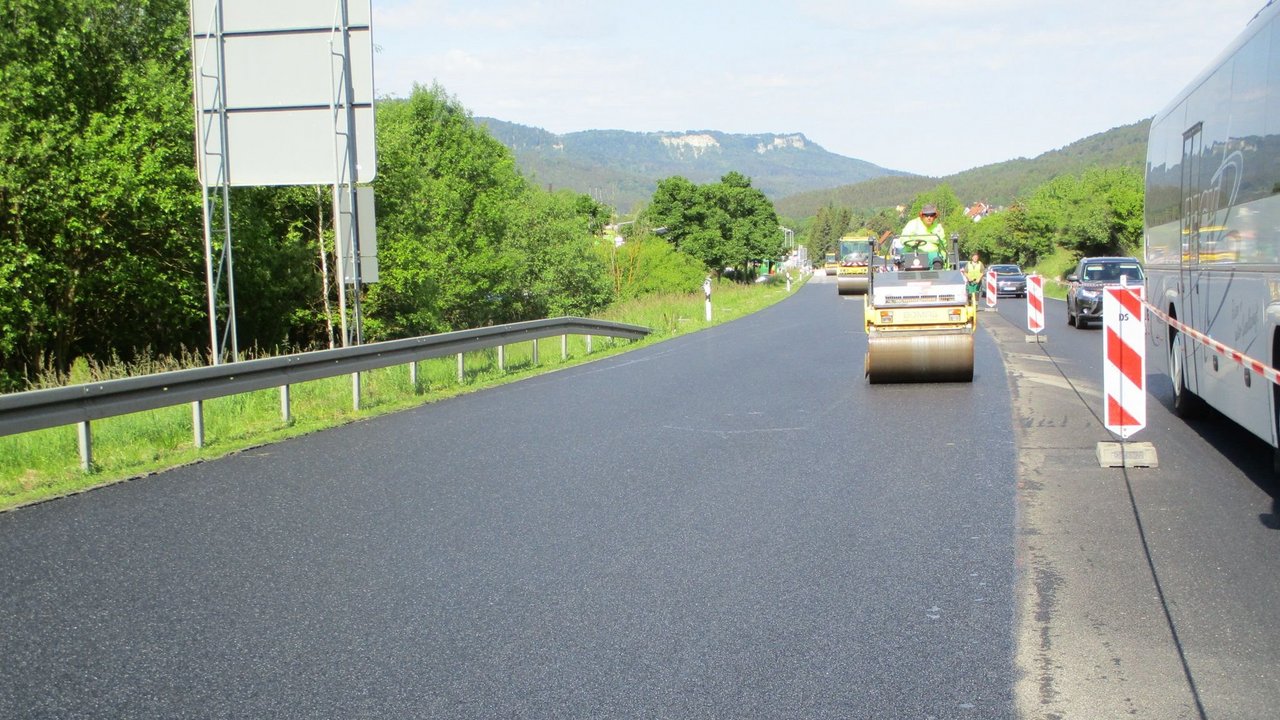 Fahrbahndeckenerneuerung auf der B 463 Albstadt-Lautlingen; das Bild zeigt die neu asphaltierte Fahrbahn und darauf eine Walze 