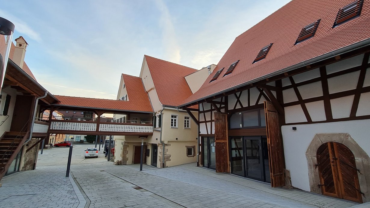 Gemeindebücherei OchsoTHEK Walddorfhäslach - außen Gemeindebücherei OchsoTHEK Walddorfhäslach - von außen - vom Rathaus kommend