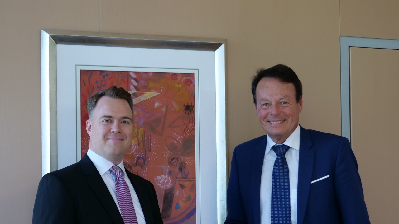 Florian_Kraschinski, neuer Leiter des Referates 91 Bildung und Wissen, und Regierungspräsident Klaus Tappeser