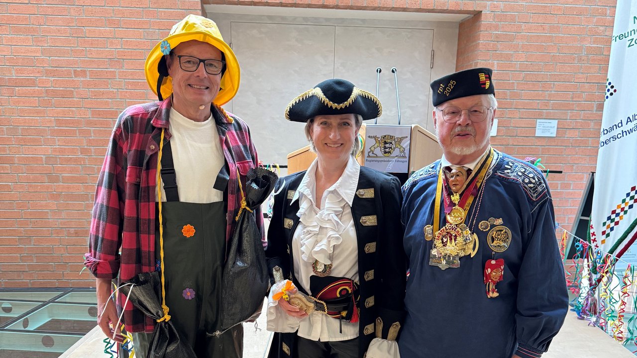 Das Foto zeigt Regierungspräsident Klaus Tappeser, Ministerin Dr. Nicole Hoffmeister-Kraut, Roland Wehrle im Foyer des RP Tübingen beim Narrenempfang 2025