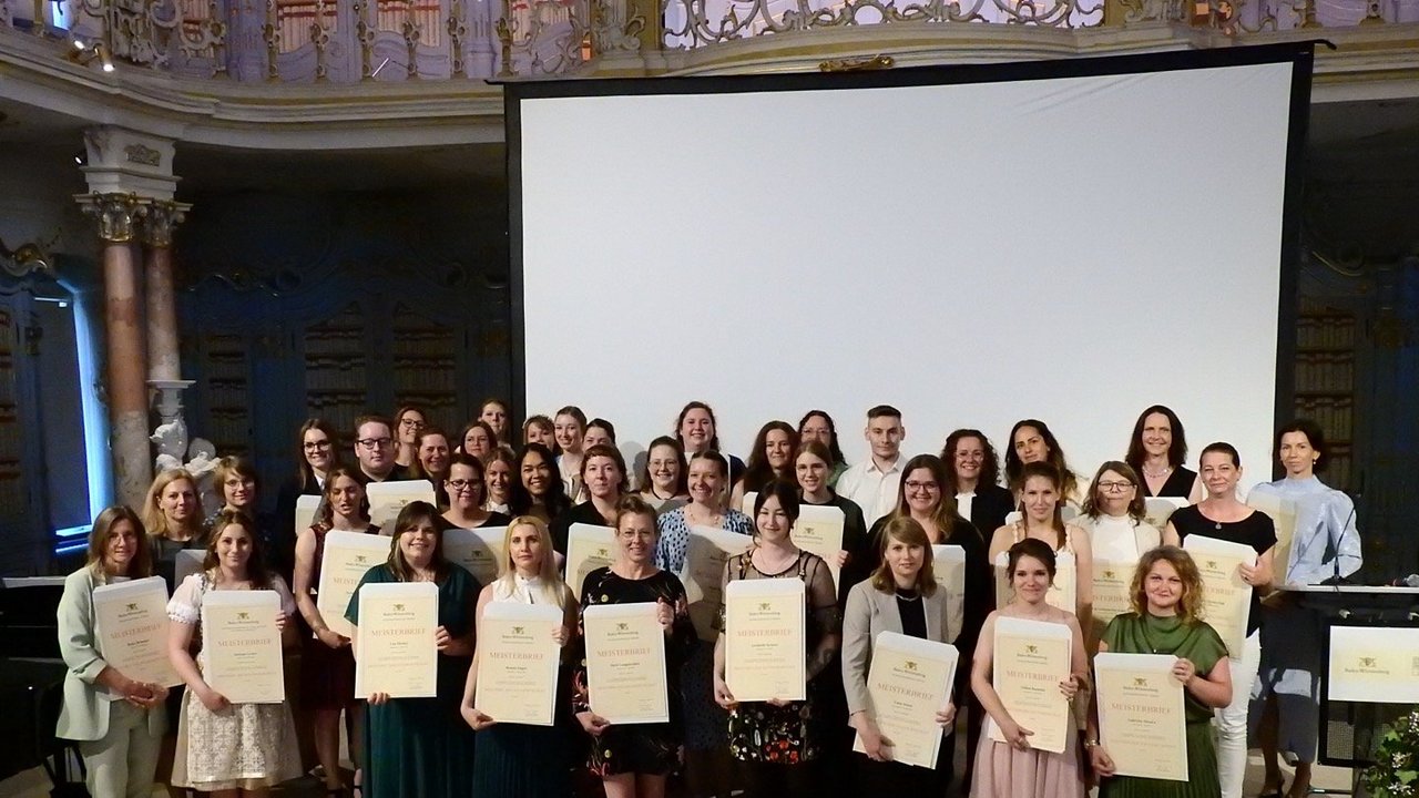 Gruppenbild der Meisterinnen und Meister (von insgesamt 45 Absolventinnen und Absolventen waren 42 anwesend)