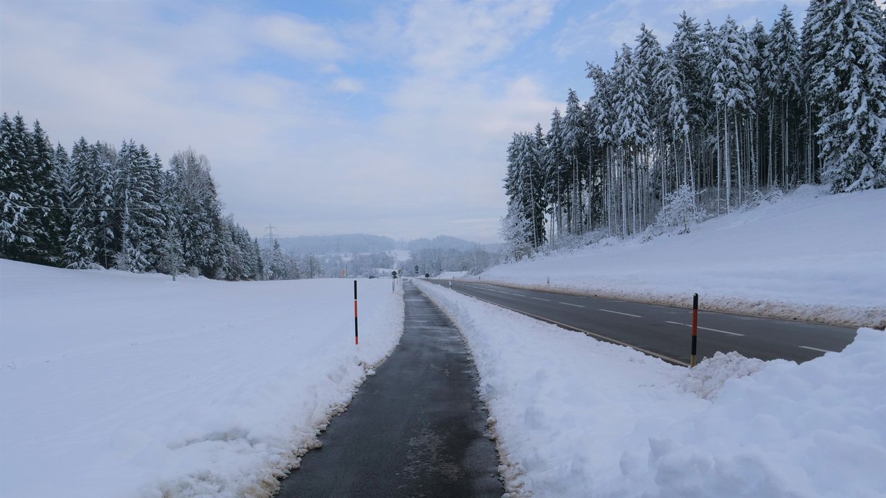 Das Foto zeigt den neuen Radweg entlang der L 335 zwischen Grünkraut und Sigmarshofen umgeben von einer winterlichen Landschaft