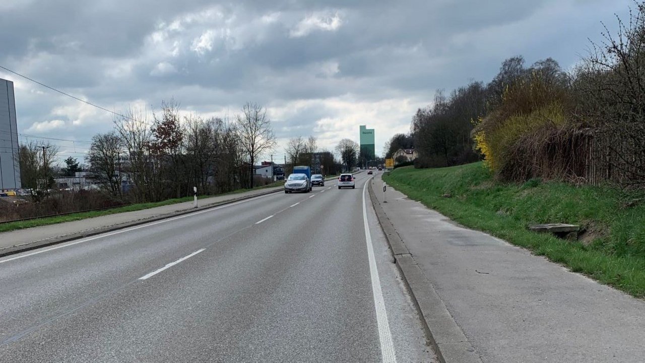 Das Foto zeigt die B 311 zwischen Grimmelfingen und Ulm. Links und rechts Gehwege. Einige Autos fahren auf der Straße.