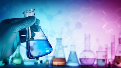 Forschung und Innovation - Becherglas mit Formel im Labor