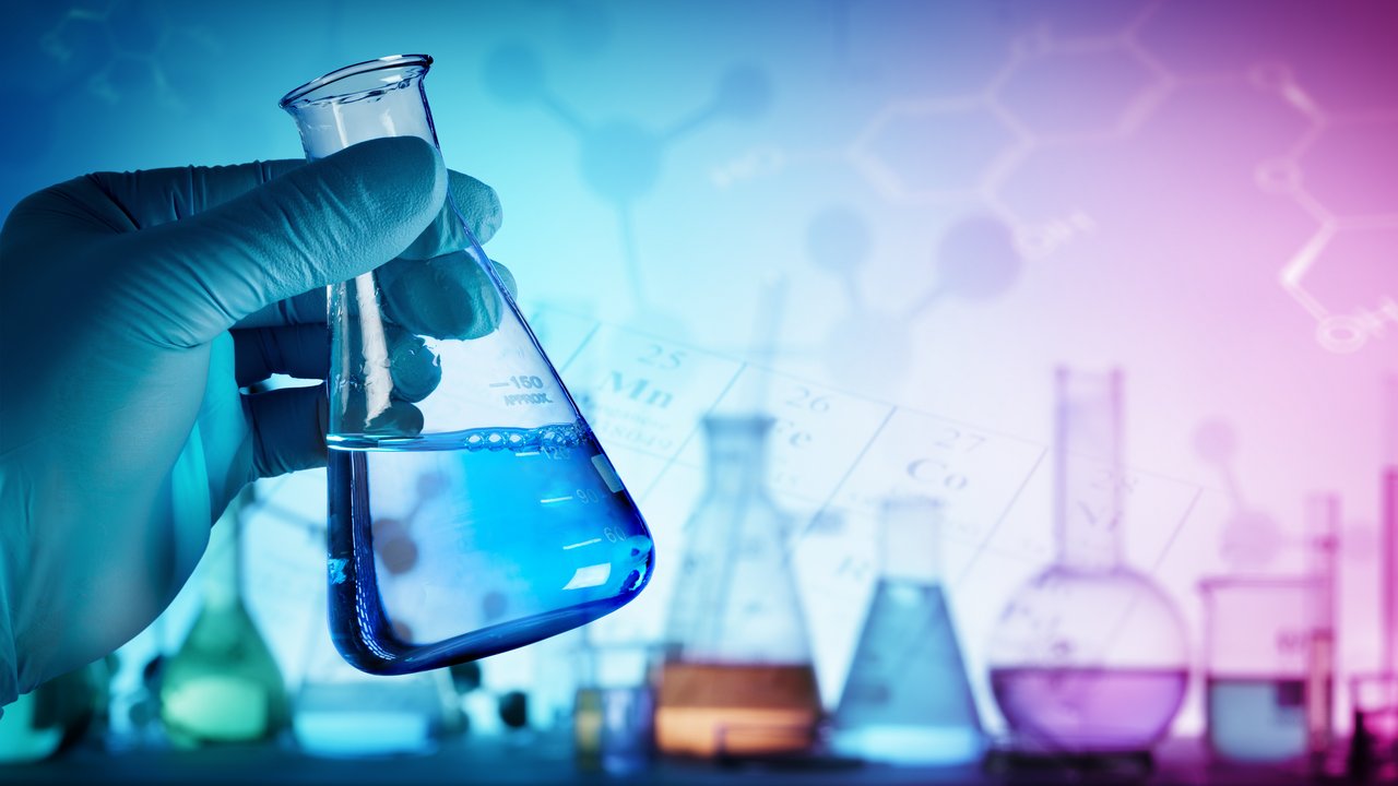 Forschung und Innovation - Becherglas mit Formel im Labor